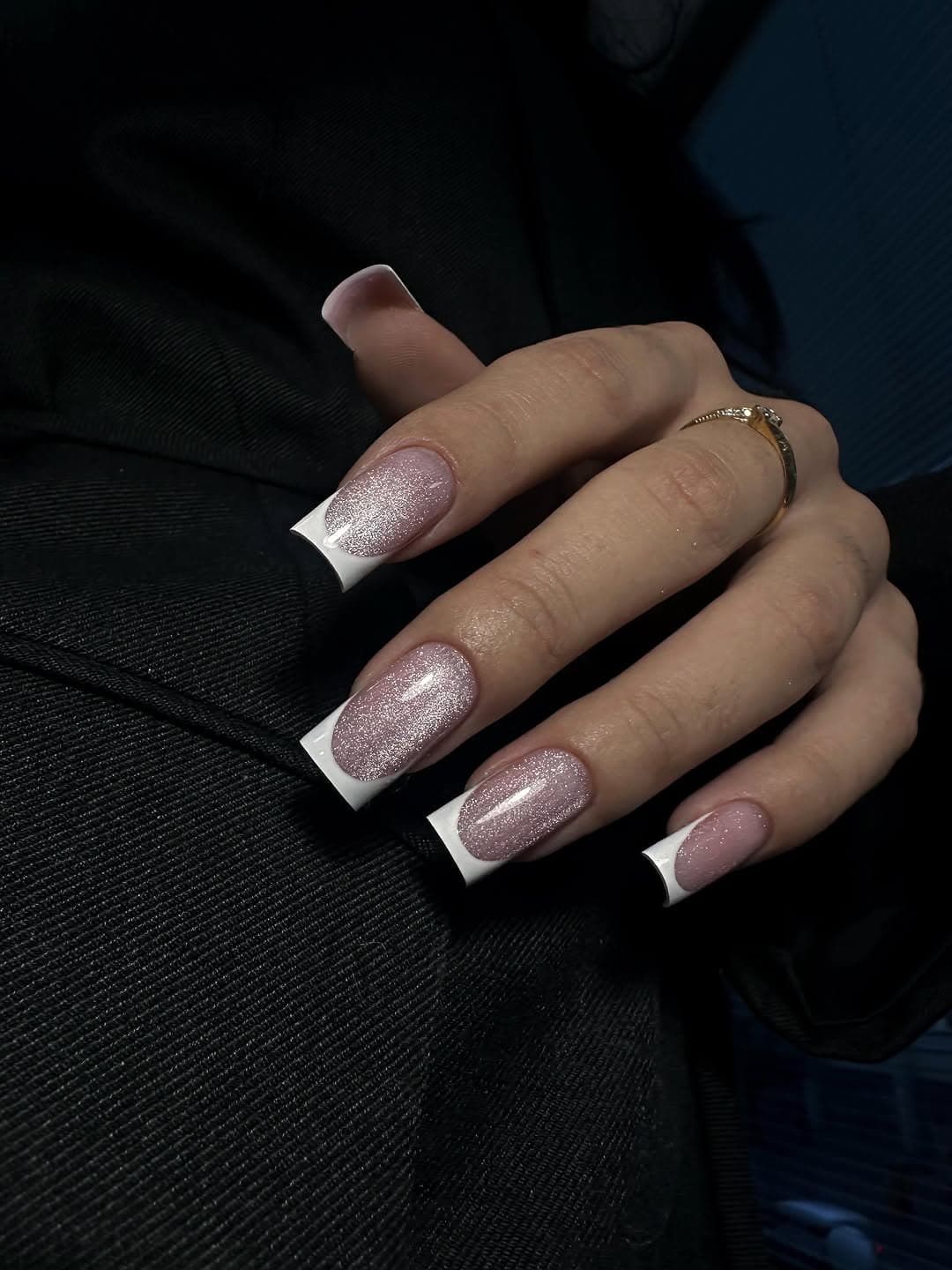 French manikúra s cat-eye efektom